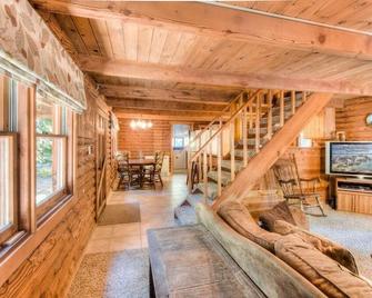 Rustic, Cozy Cabin In Homewood - Homewood - Living room
