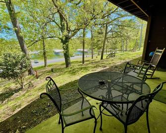 SU1, King Studio with king bed, dining area, sleeper sofa and lake view patio Hotel Room - Mount Ida - Patio