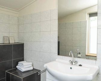 Apartment in De Koog near Texel Beach - De Koog - Badkamer