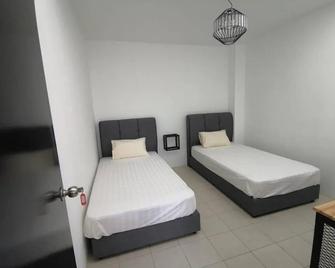 Modern , Spacious Gambang Ump 18 Guest House - Gambang - Bedroom