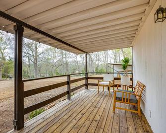 Willis Cabin on 6 Acres - Close to the Lake! - Willis - Patio