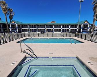 Days Inn by Wyndham Safford, AZ - Safford - Zwembad