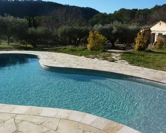 Character farmhouse surrounded by olive trees - Salernes - Piscina