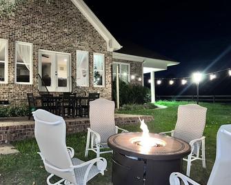 Modern farm Home Close to Jordan lake and Downtown apex - New Hill - Patio