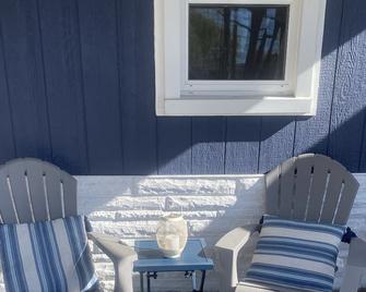 Cute, cozy, updated cottage just steps from gorgeous Houghton Lake - Prudenville - Patio