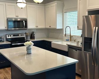 Modern Farmhouse Historic Selma March Campsite 1 - Selma - Küche