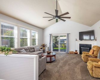 Family Friendly 3BR/2BA Entire home + workspace - Canby - Sala de estar
