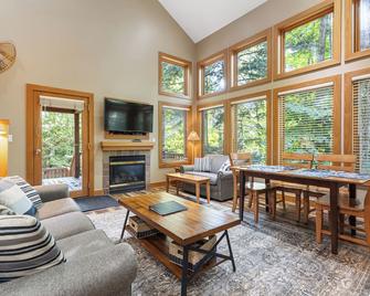 Boyne Mountain, Disciples Ridge condo, Sleeps 18 - Boyne Falls - Living room