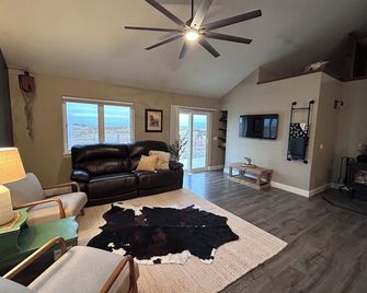 Back Forty Bunkhouse - Gillette - Living room