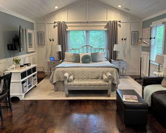 Lakeside Retreat Lake Lanier-Great hiking, wineries, and more!Book now for fall! - Dawsonville - Schlafzimmer