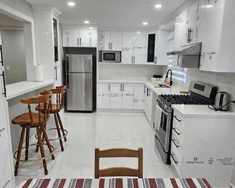 Home in Niagara region - St. Catharines - Kitchen