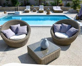 Gîte avec piscine et parking à 4 minutes de l'A26 - Villechétif - Piscina