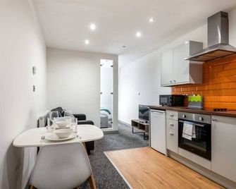 Centrally Located 1 Bed Budget Flat in Halifax - Halifax - Kitchen