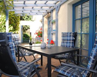 Apartment Gänseblümli, 1500 m from the Müritz, in an idyllic village location - Gotthun - Innenhof