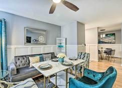 Chic Meadowbrook Condo ~ 12 Mi to Birmingham! - Hoover - Eetruimte