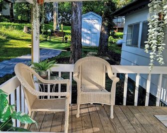Rustic-Cozy Home- Walk to Lake- Centrally Located to Caves And More! Quiet Area - Camdenton - Patio
