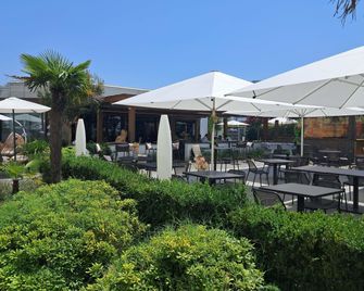 Novotel Bordeaux Lac - Burdeos - Patio