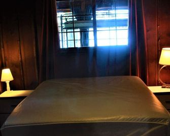 1930's Rustic Cabin on Private Honeymoon Cove Estate Sleeps 11 - Clearlake - Bedroom