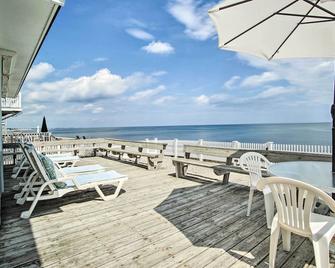 2 Decks and Beach Access Oceanfront Getaway! - Marshfield - Balcony