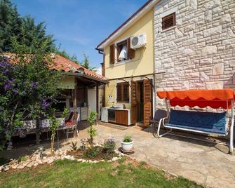 Mara House With Apartments - Murine - Patio