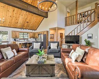 Crystal Mountain Lodge Walk to Resort! Hot Tub - Angel Fire - Living room