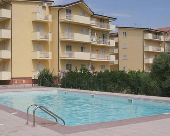 Luxury two bedroom two balcony holiday apartment 5 minutes from beach sleeps 6 - Caulonia - Pool