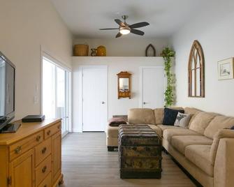 3 Bedroom with great views Kelowna - East Kelowna - Living room