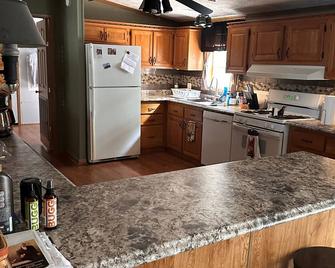 Quiet Getaway 5 minutes from Galesburg with pool and hot tub - Galesburg