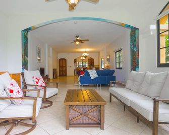 Paradise House, Boquete - Hiking, Birding, Coffee! Walk to town. - Alto Boquete - Living room