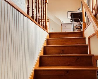 Master Suite at the Honeycomb (shared house) - San Marcos - Escaleras