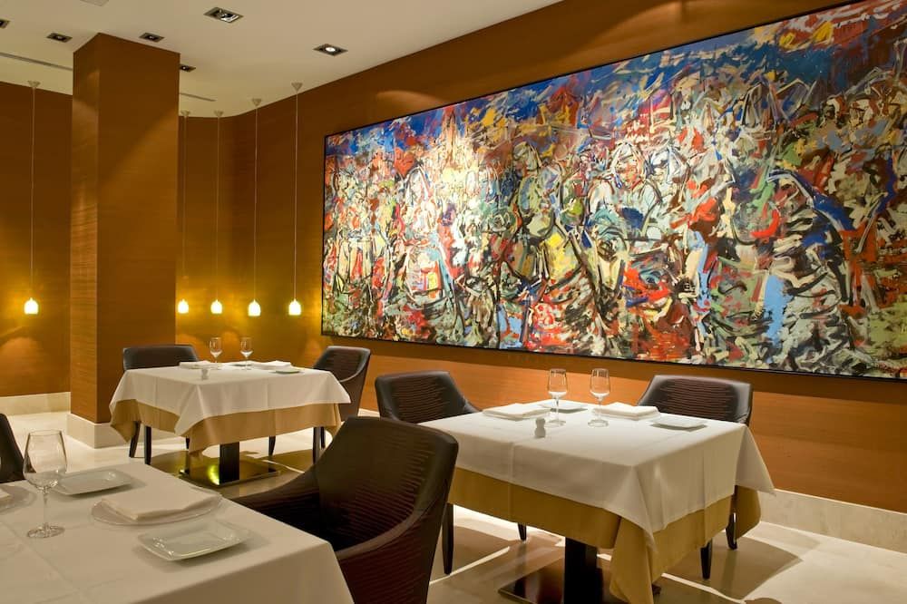 يو آر إتش أوتل ثينن بالاغاريس - افيلس - مطعم