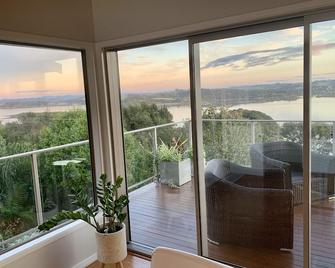 Wake up to the beautiful Bay of Islands. Family home overlooking Kerikeri Inlet - Kerikeri - Balkon