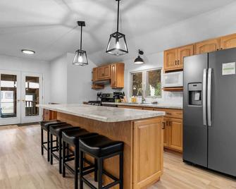 Private Dock! Lakefront! Paddleboards! Firepit - Clintonville - Kitchen