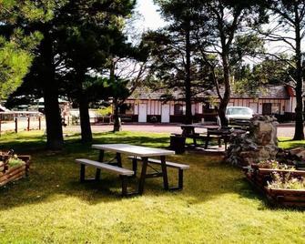 Going To The Sun Inn And Suites - Browning - Patio