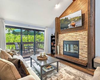 Ozark Escape - Enjoy Resort-Style Fun - Osage Beach - Living room