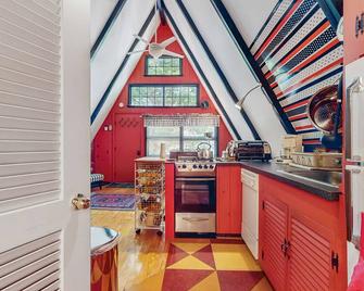 Charming gingerbread A-frame situated on 3 acres, woodstove, A/C, deck - Windham - Cocina