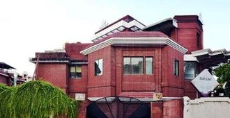 Little Chef Hotel - Kanpur - Building