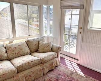 Charming Historic Lompoc Home. Central Coast Wine Country, Pet Friendly - Lompoc - Living room
