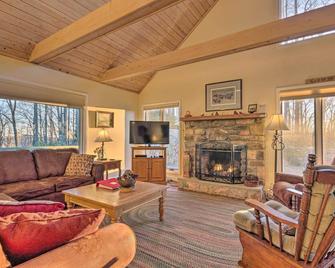 14 Acres, Top of the Mountain, Fire Pit, Secluded but not Isolated! - Blowing Rock - Living room