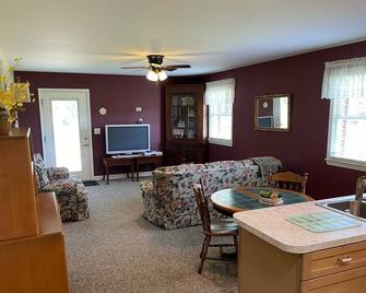 Nearby historic Berlin, Ocean City boardwalk, Chincoteague Island, state parks - Pocomoke City - Living room