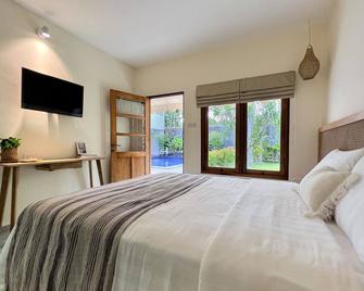 Roots Hotel Senggigi - Senggigi - Sypialnia