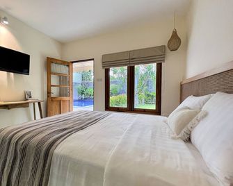 Roots Hotel Senggigi - Senggigi - Schlafzimmer