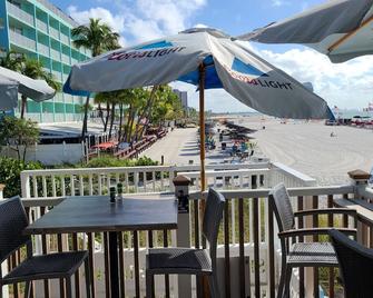 Summerwinds Ct Cul De Sac Bside Duplex a few miles from Ft Myers Beach & Sanibel - Fort Myers - Balcony