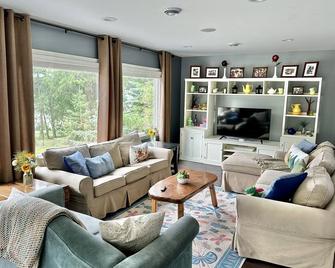 Wisconsin Retreat! Fully Updated Home on Relaxing Lake Tichigan - Waterford - Living room