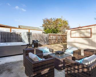 Charming Garden Cottage- steps to historic Old Town Half Moon Bay - Half Moon Bay - Patio