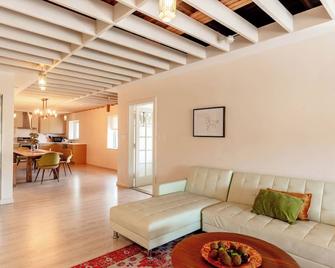 Spacious modern loft with a city view. - Roseville - Living room
