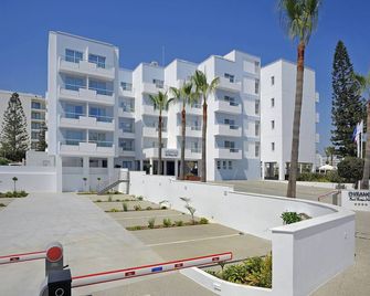 Okeanos Beach Boutique Hotel - איה נאפה - בניין