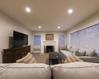 9 Beds / Sleeps 12 Iconic Sugarhouse Home - סולט לייק סיטי - סלון