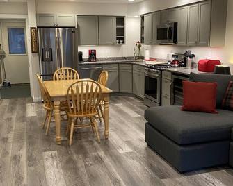 Ski In Ski Out Spacious Family Condo Steps From Lift And Base Lodge - East Burke - Cocina