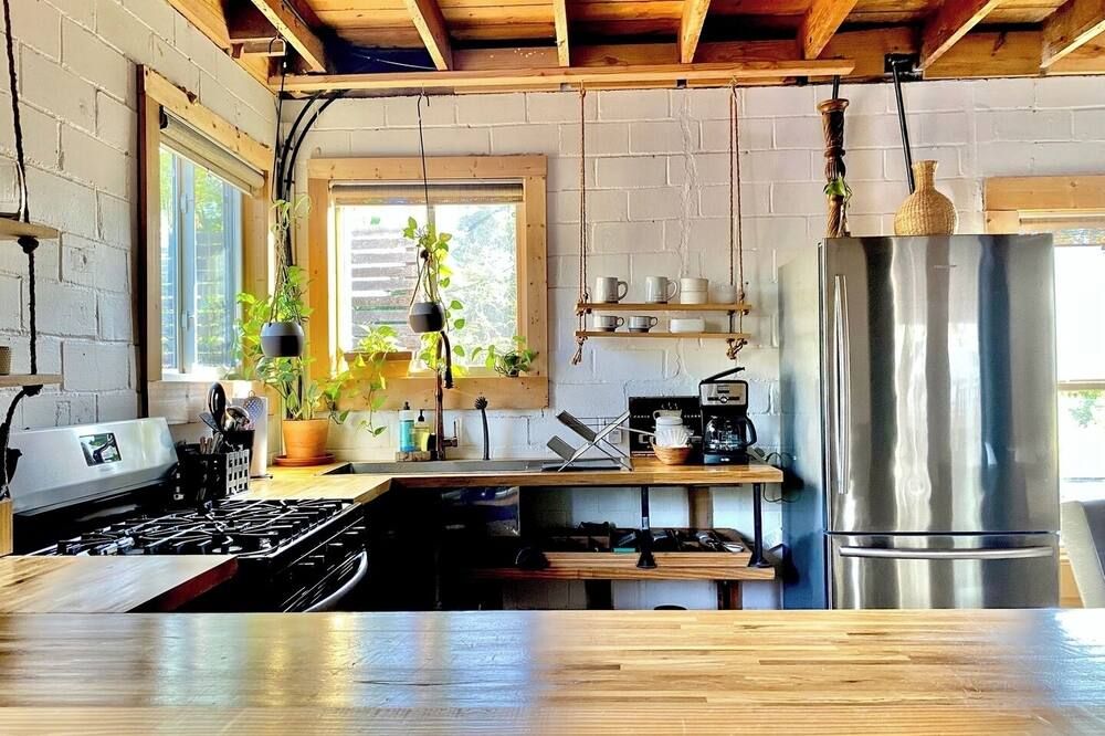 Urban Cottage. Walkable. Sweet Spring Stay - Austin - Kitchen